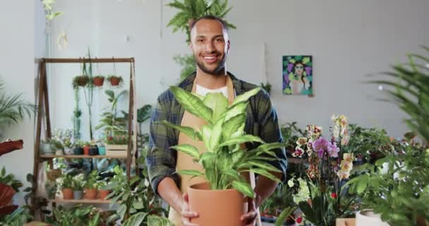 Portret Dobrze Wyglądającego Botanicznego Ogrodnika Mundurze Stojącego Kwiaciarni Uśmiechającego Się — Wideo stockowe