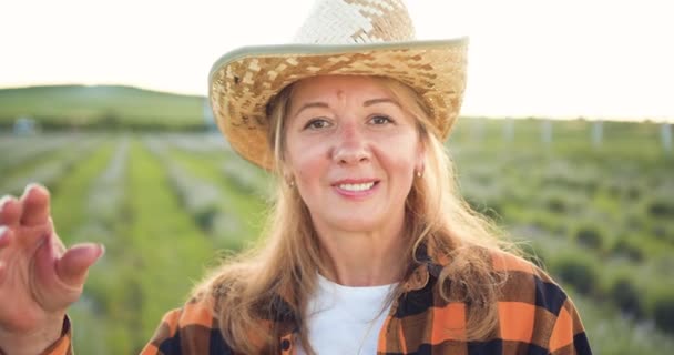 Retrato Mujer Agricultora Ajusta Sombrero Posando Mirando Cámara Sonriendo Cerca — Vídeos de Stock