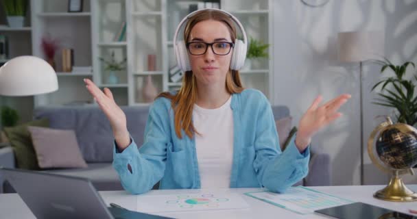 Erfolgreiches Kaukasisches Mädchen Das Tisch Mit Computer Sitzt Kopfhörer Trägt — Stockvideo