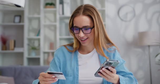 Evde Cep Telefonuyla Online Alışveriş Yaparken Masada Oturan Genç Bir — Stok video