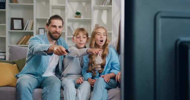 Hermosa Pareja Caucásica Padres Jóvenes Con Niños Sentados Abrazo Sofá — Vídeos de Stock