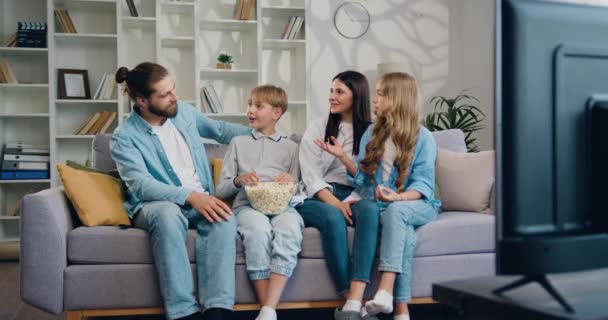 Portrait Der Schönen Glücklich Lächelnde Freundliche Familie Sitzt Auf Dem — Stockvideo