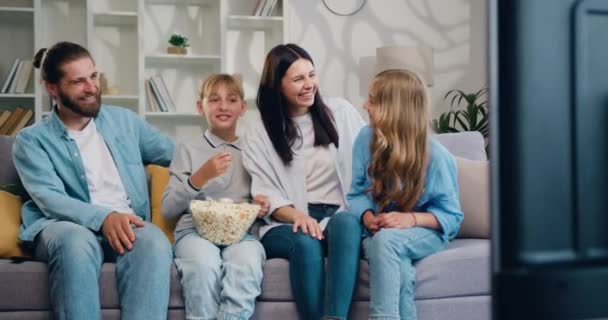 Attraktive Glücklich Lächelnde Eltern Und Ihre Beiden Kinder Essen Popcorn — Stockvideo