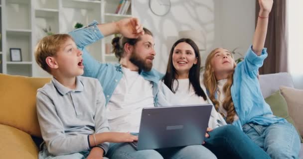 Snygg Ung Familj Föräldrar Dotter Och Son Använder Laptop Medan — Stockvideo