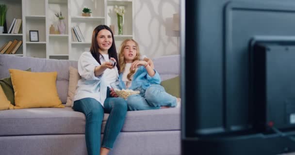 Linda Hija Adolescente Sonriente Madre Riendo Sentado Sofá Comiendo Palomitas — Vídeos de Stock