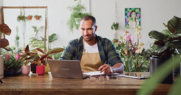 Homem Branco Florista Usando Laptop Digitando Fazendo Inventário Plant Store — Vídeo de Stock
