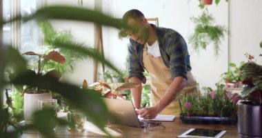 Küçük bir çiçekçide önlüğün içinde duran Afro-Amerikalı bir çiçekçi. Çiçekçi dükkanında çalışan işadamı iş planlama üzerine yoğunlaştı. Çiçekçilik ve perakende konsepti