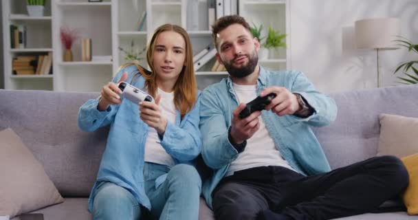 Boldog Család Kanapén Videojátékoznak Felnőtt Férfi Használja Playstation Konzolt Játékok — Stock videók