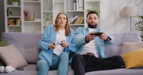 Casal Feliz Sentado Sofá Jogando Videogames Usando Controladores Competitivo Namorada — Vídeo de Stock