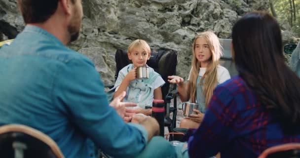 Fröhliche Familie Beim Picknick Freien Teenie Lächelndes Mädchen Erzählt Eltern — Stockvideo