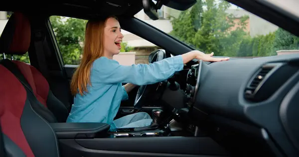 Kobieta Jest Szczęśliwa Szczęśliwa Może Kupić Nowy Samochód Dziewczyna Emocje Zdjęcia Stockowe bez tantiem
