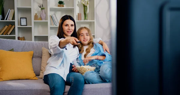 Gyönyörű Kaukázusi Anya Párduc Otthon Ülnek Kanapén Popcornt Esznek Tévéznek Stock Fotó