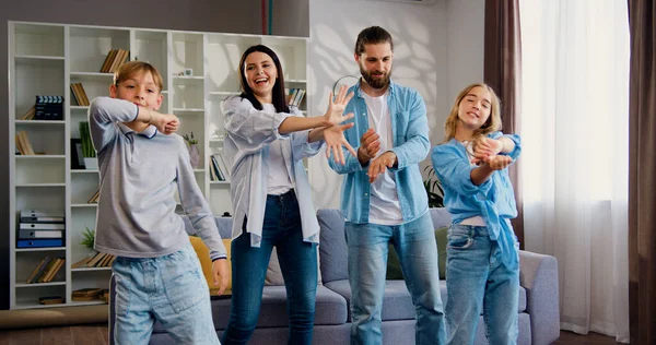 Šťastní Veselí Rodiče Roztomilé Zábavné Děti Tančí Smíchem Těší Skákání Stock Fotografie