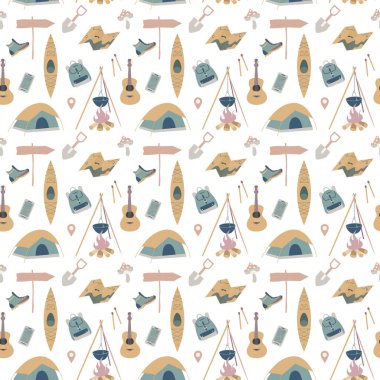 Yürüyüş ve seyahat elementleriyle kusursuz bir kamp düzeni. Tasarım, posterler, arka planlar, yürüyüş, seyahat ve kamp teması için kusursuz desen. Çadır, gitar, kupa, harita, kamera, dürbün.