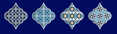 Dört farklı İslami pencere, mavi ve kremanın güzel tonlarında geometrik desenler sergiliyor. Tasarımlar geleneksel sanatçılık ve zanaatkarlığı vurguluyor.