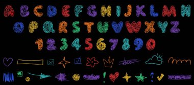 İngiliz alfabesinin renkli boya kalemleri ve numaraları koyu bir arkaplanda sıralanmıştır. Çeşitli şakacı karalamalar harflere ve sayılara eşlik ediyor, yaratıcı hissi arttırıyor..