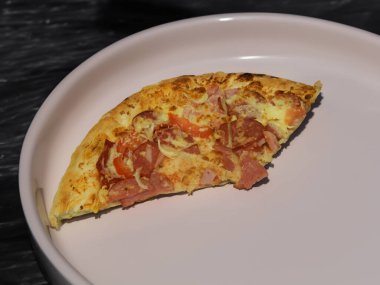 Salamlı pizza, mozzarella peyniri, mantar, siyah zeytin, baharatlı domates sosu ve roka, kırsal ahşap masa arka planı, üst manzara..