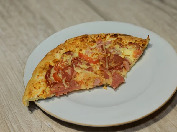 Pizza Met Salami Worst Mozzarella Kaas Champignons Zwarte Olijven Pittige — Stockfoto
