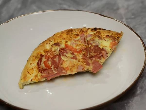 Salamlı Pizza Mozzarella Peyniri Mantar Siyah Zeytin Baharatlı Domates Sosu — Stok fotoğraf