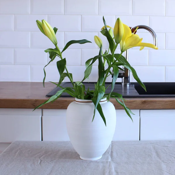 Lily Virágok Egy Vázában Egy Asztalon Homályos Konyha Háttér Kortárs — Stock Fotó