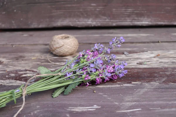 药用植物的成分 俗称贝多尼 紫色贝多尼 隔离在木制背景下的夏天 母亲节的概念 药用植物 — 图库照片