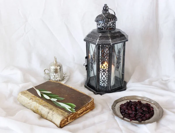 一杯银制的装饰茶和闪亮的摩洛哥灯笼在餐桌的背景上 花蜜晚餐 Ramadan Kareem贺卡邀请函开斋节穆斯林假日 — 图库照片