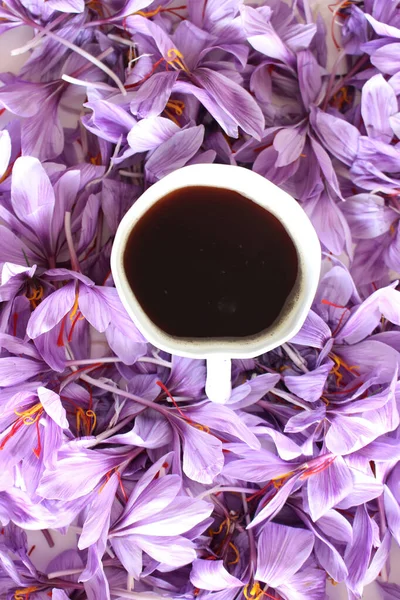 Blumenmuster Aus Rosa Safran Krokussen Und Einer Tasse Kaffee Flache — Stockfoto