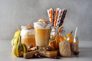 Gri arkaplanda baharatlı balkabağı lattesi