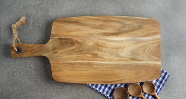 Gri arka planda çeşitli mutfak aletleri