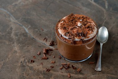 Kahverengi arka planda çikolatalı mus.