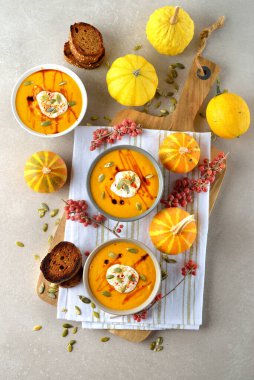 Gri arka planda balkabağı sebze çorbası