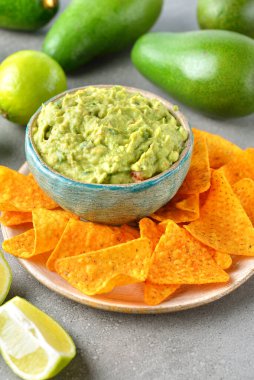 Gri arka planda geleneksel guacamole
