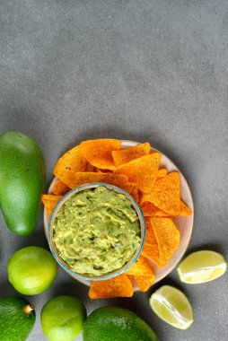Gri arka planda geleneksel guacamole