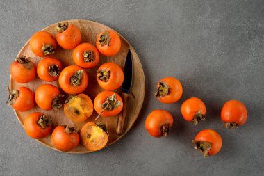 Gri arka planda beyaz meyve hurması