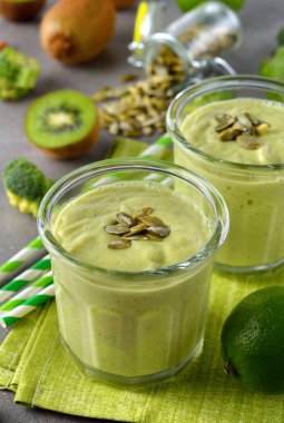 Gri arka planda yeşil detoks içeceği