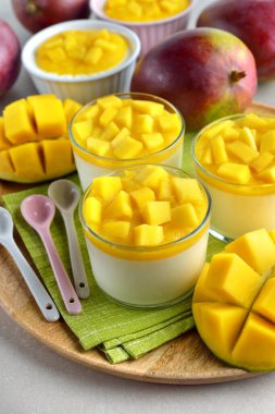 Gri arkaplanda mangolu tatlı