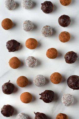 Diyet enerjisi beyaz arkaplanı ısırıyor