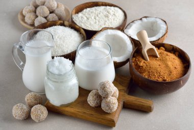 Gri arka planda çeşitli vegan hindistan cevizi ürünleri