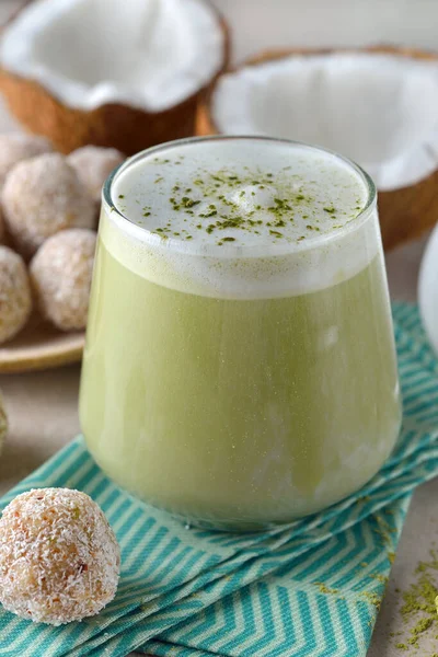 Latte Matcha Mit Kokosmilch Auf Grauem Hintergrund Stockbild