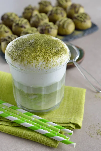 Green Tea Matcha Latte White Background lizenzfreie Stockbilder