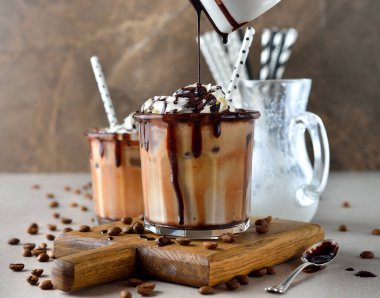 Gri arka planda buzlu kahve mochachino.