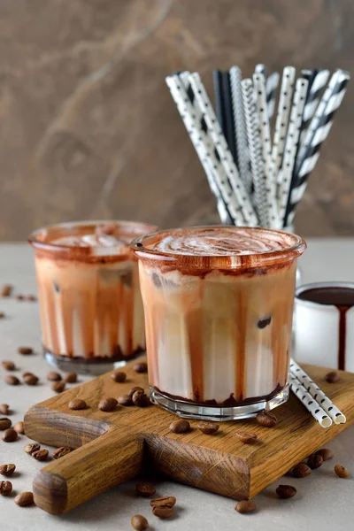 Eiskaffee Mochachino Auf Grauem Hintergrund Stockfoto