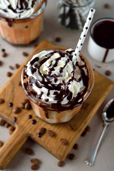 Eiskaffee Mochachino Auf Grauem Hintergrund Stockfoto