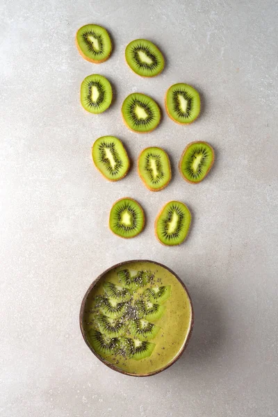 Grüne Smoothie Schale Mit Kiwi Früchten Auf Grauem Hintergrund lizenzfreie Stockbilder