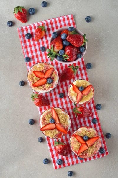 Dessert Parfait Erdbeer Käsekuchen Auf Grauem Hintergrund — Stockfoto