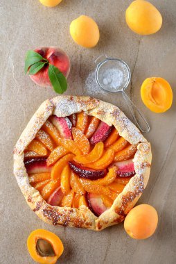 Gri arka planda kayısısı olan tart.