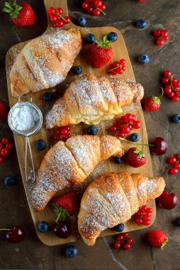 Kahverengi arka planda böğürtlenli kruvasan