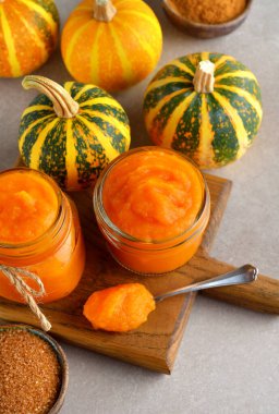 Gri arkaplanda kabak püresi