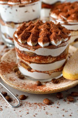 Kahverengi arkaplanda tiramisu tatlısı