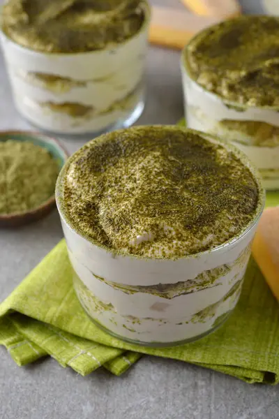 Tiramisù Verde Matcha Sfondo Grigio Fotografia Stock